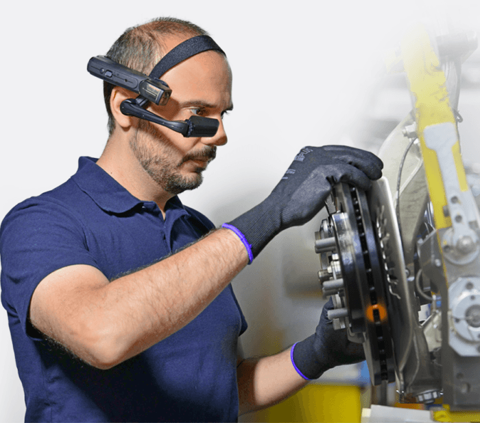 VR Expert - Remote Eye Inspecting a device with smart glasses